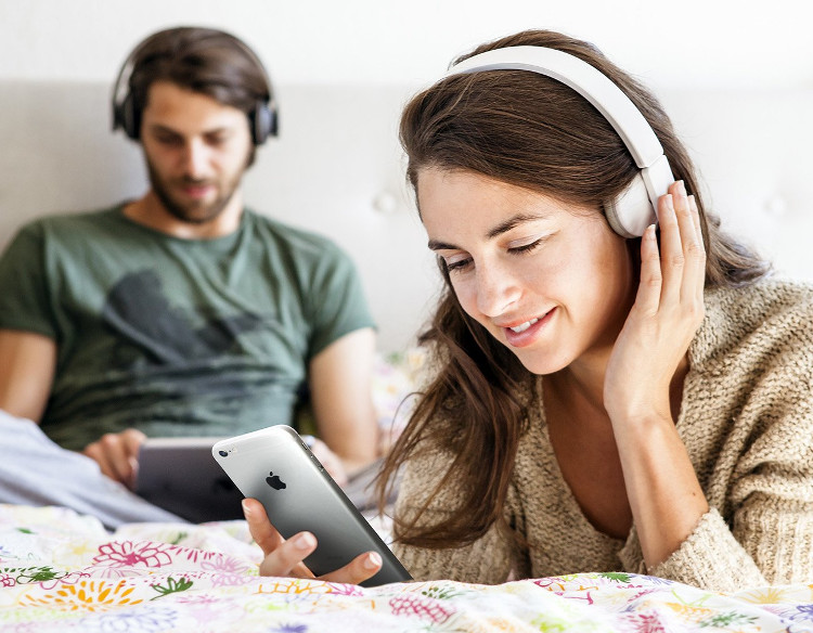 two people with the Teufel on-ear headphone AIRY listening to music