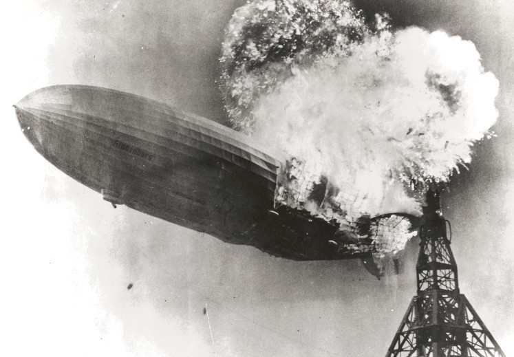 Aufnahme des 1937 havarierten Luftschiffs Hindenburg.