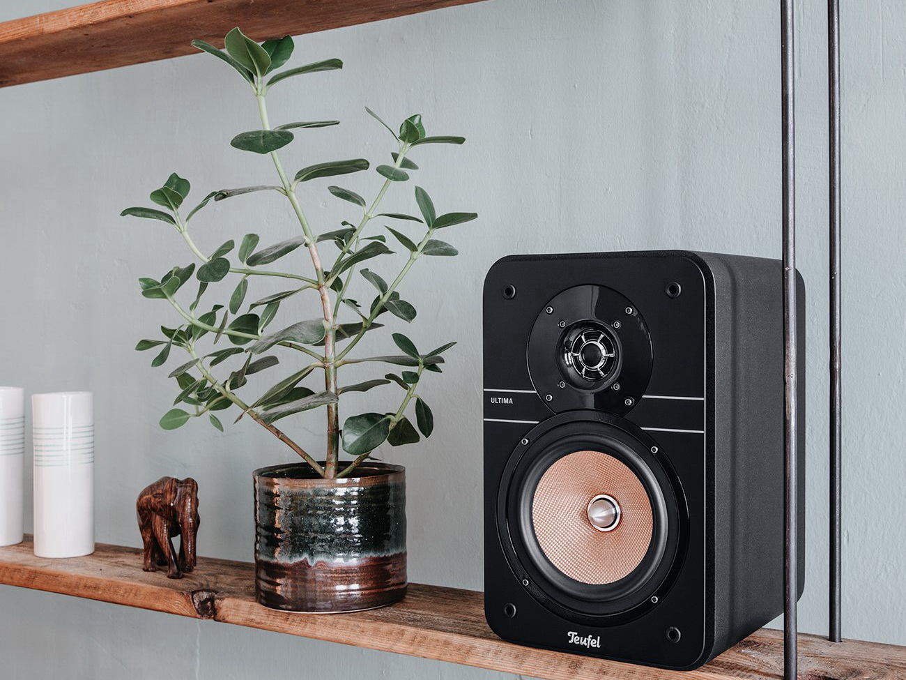 https://www.teufel.de/stereo/ultima-20-kombo-p18810.html Bookshelf speaker Ultima 20 Kombo on shelf