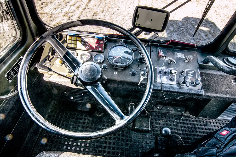 Blick auf das Lenkrad in der Fahrerkabine
