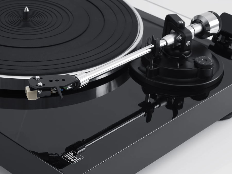 Closeup of the DUAL DT 500 USB record player