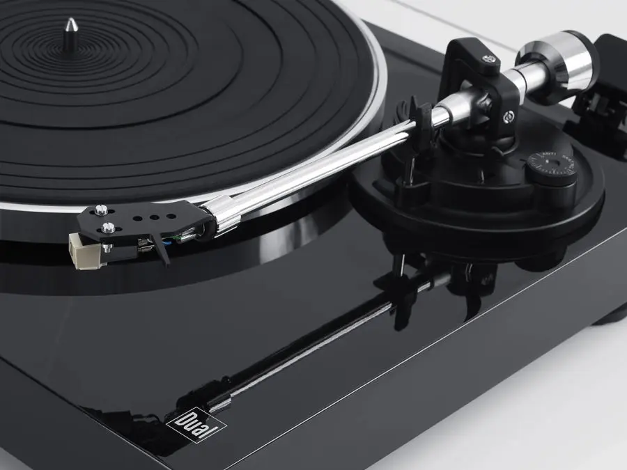 DUAL DT 500 USB Closeup of the DUAL DT 500 USB record player