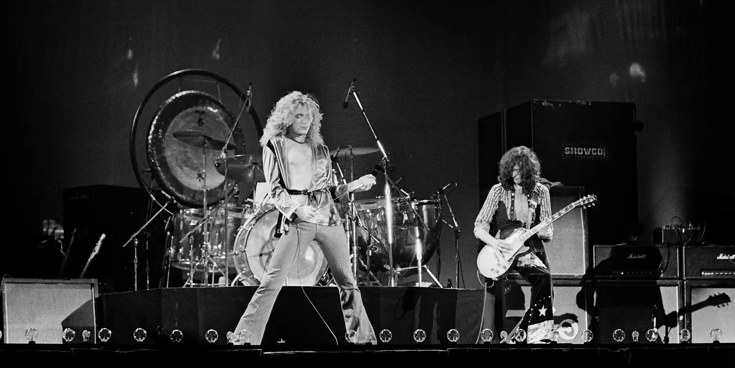 Sänger Robert Plant und Gitarrist Jimmy Page live auf der Bühne.