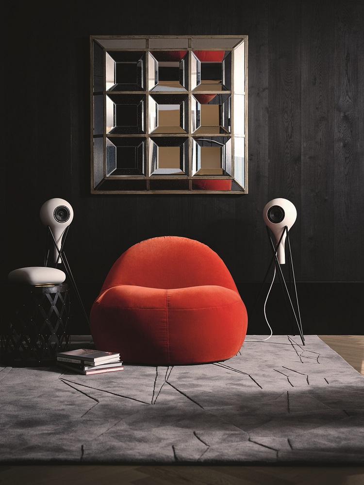 lifestyle image of the Teufel x Rosenthal speakers in a living room
