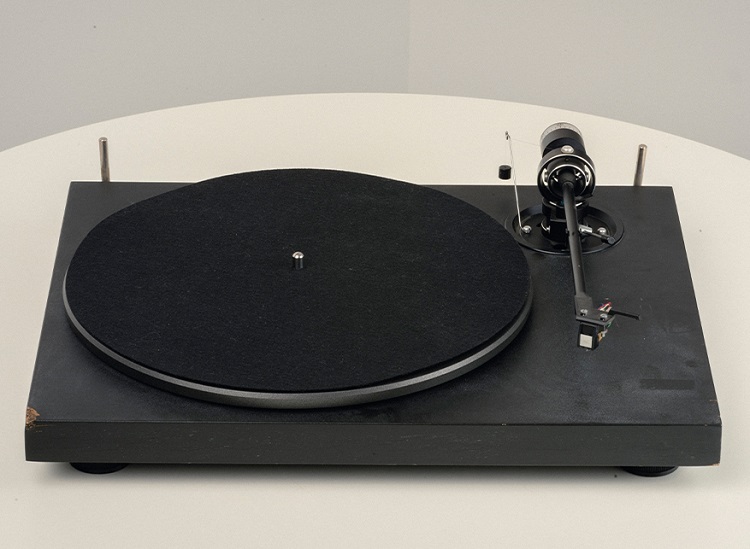The Pro-Ject 1, their first production model from 1991