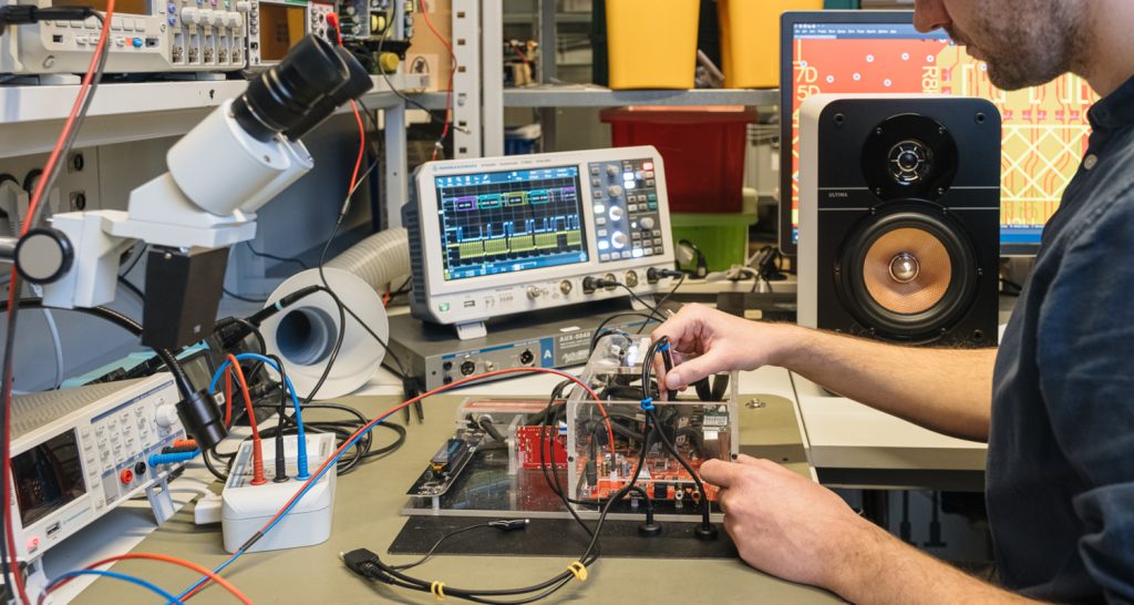 Mateusz tests the internal amplifiers of the ULTIMA 25 ACTIVE