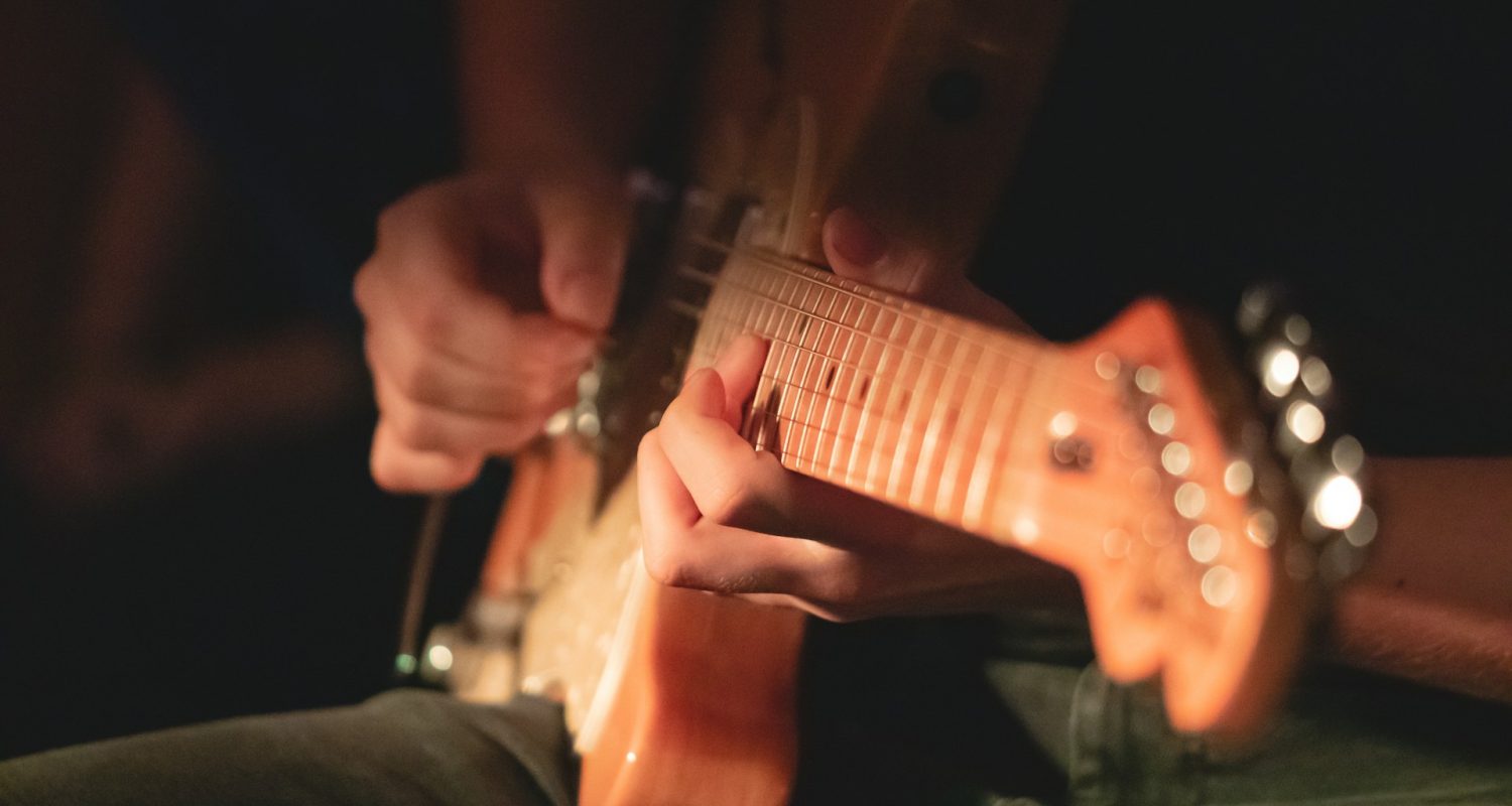 Person spielt eine Fender Gitarre Nahaufnahme