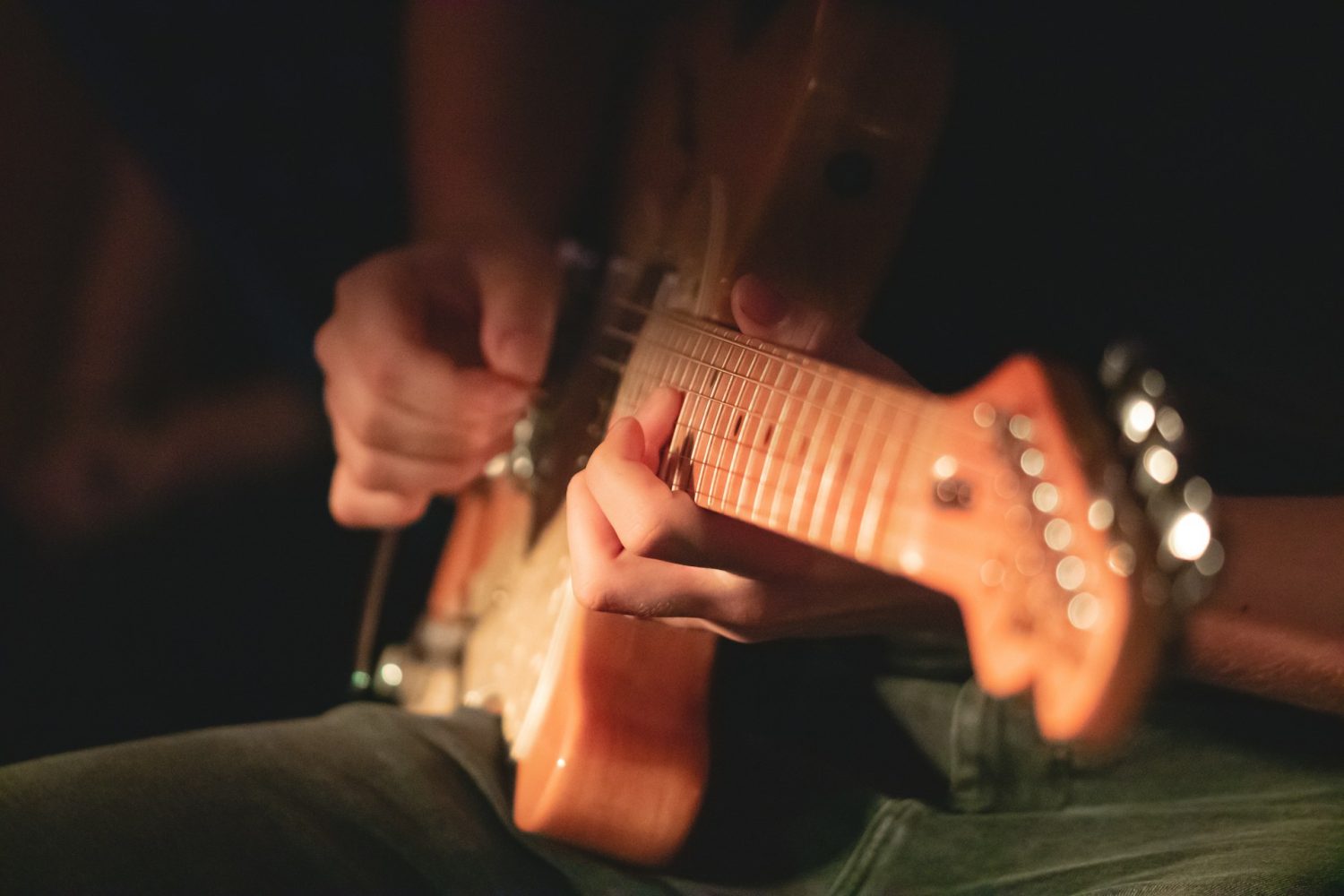 Person spielt eine Fender Gitarre Nahaufnahme