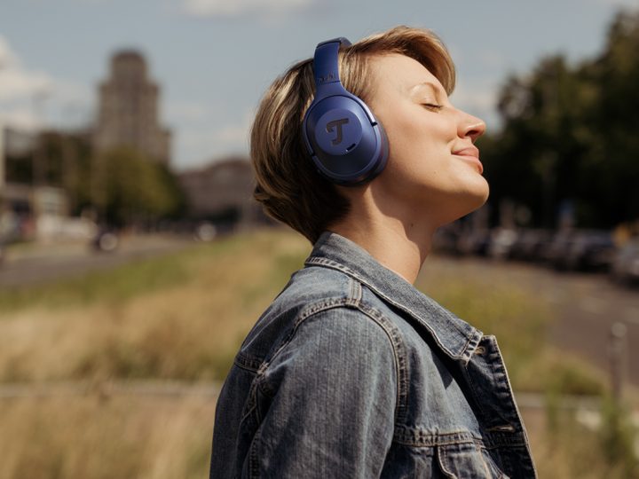 A woman wearing Teufel's REAL BLUE NC 3 headphones