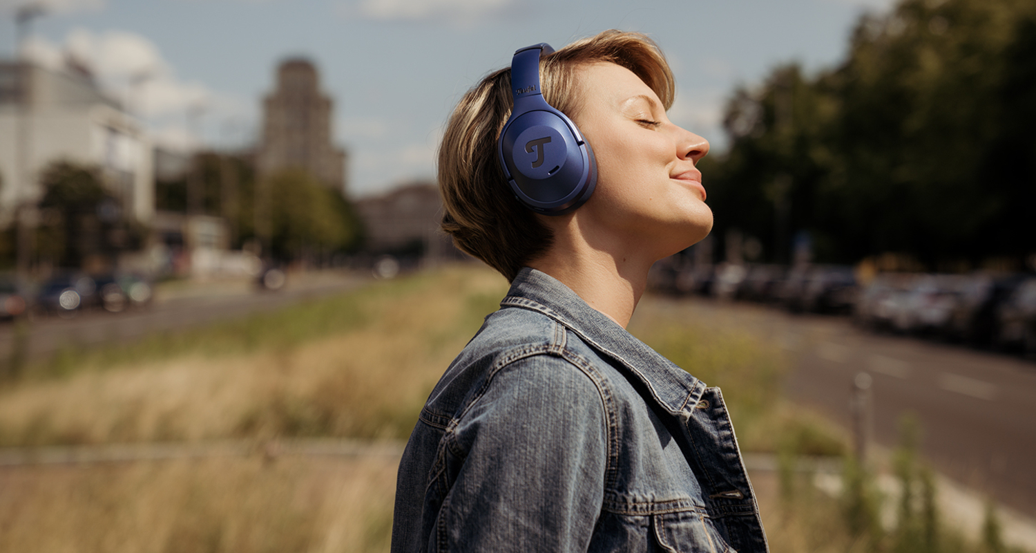 A woman wearing Teufel's REAL BLUE NC 3 headphones